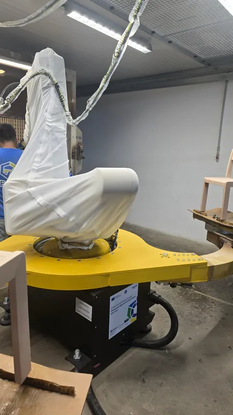 Linie de finisaj scaune cu robot de pulverizare MRK6.1-G3